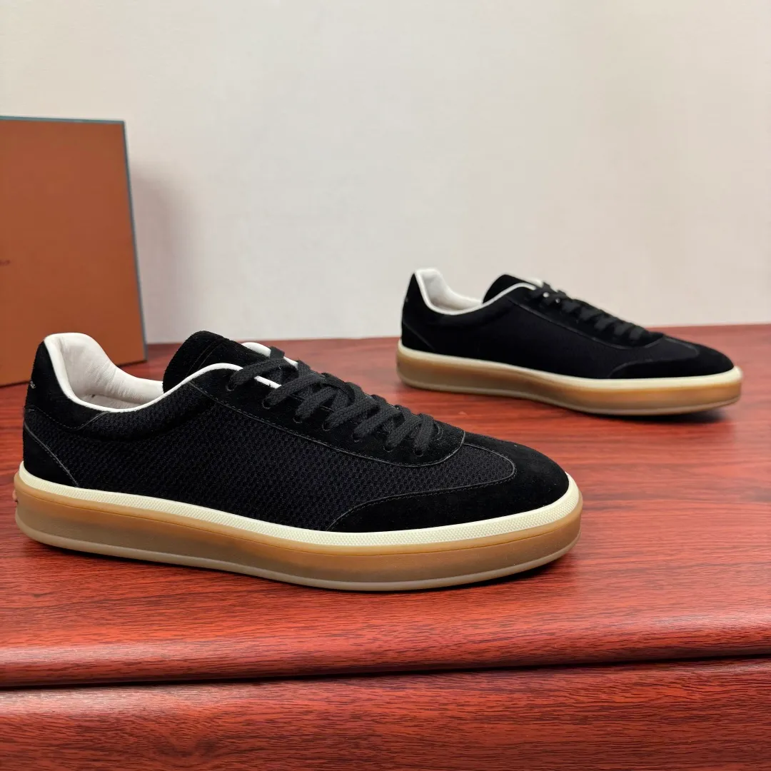 Batch 740 Loro Piana Tennis Walk men's moral training sneakers! These new textured leather tennis shoes feature an ultra-low-top design for year-round wear and are water-resistant. The wrapped sole creates an effortlessly attractive color combination that harmoniously blends functionality with understated style. The ideal footwear option for urban dressing. The heel is decorated with a soft calfskin tongue with Kummel color inserts and an embossed LP logo. Cotton shoelaces. Material: Upper: Gray woven stitching with cowhide accents! Sole: Rubber lining: Cow leather original rubber sole, excellent foot comfort, complete package! Size: 39-40-41-42-43-44 leather shoe size (38.4546 can be customized) Item number: FAM1316 black